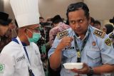 Petugas mencicipi contoh hidangan untuk jamaah calon haji selama dalam penerbangan saat tes makanan (meal test) di Asrama Haji Sukolilo Surabaya, Surabaya, Jawa Timur, Jumat (25/4/2025). Kegiatan itu untuk memastikan standardisasi makanan yang disajikan kepada jamaah calon haji selama berada dalam pesawat saat penerbangan ke Tanah Suci. Antara Jatim/Didik Suhartono/um