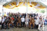 Ketua DPRD Tanah Bumbu Provinsi Kalimantan Selatan Andrean Atma Maulani (tengah baju puti peci hitam) melaksanakan reses di Desa Gunung Kanuar dan Desa Bersujud Kecamatan Simpang Empat untuk menyerap aspirasi dan pengaduan masyarakat, serta memberikan pertanggungjawaban moral dan politis kepada konstituen di daerah pemilihan (dapil). Jumat (25/4/2025) (ANTARA/HO Humas DPRD Tanah Bumbu)