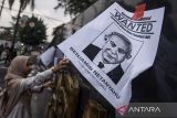 Aktivis yang tergabung dalam Bandung Spirit For Palestine menempelkan poster Benjamin Netanyahu saat aksi solidaritas seni untuk Palestina-Asia Afrika Berkabung Pestipal di kawasan jalan Asia Afrika Bandung, Jawa Barat, Jumat (25/4/2025). Aksi tersebut sebagai seruan dukungan dihentikannya kekerasan serta kejahatan kemanusiaan oleh Israel terhadap warga Palestina sekaligus bentuk protes ditiadakannya pertemuan peringatan Ke-70 Tahun Konferensi Asia Afrika yang dinilai bisa menjadi wadah semangat solidaritas antar negara Asia Afrika dalam mendukung kemerdekaan Palestina. ANTARA FOTO/Novrian Arbi/agr