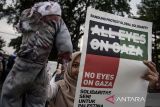 Aktivis yang tergabung dalam Bandung Spirit For Palestine melakukan aksi solidaritas seni untuk Palestina-Asia Afrika Berkabung Pestipal di kawasan jalan Asia Afrika Bandung, Jawa Barat, Jumat (25/4/2025). Aksi tersebut sebagai seruan dukungan dihentikannya kekerasan serta kejahatan kemanusiaan oleh Israel terhadap warga Palestina sekaligus bentuk protes ditiadakannya pertemuan peringatan Ke-70 Tahun Konferensi Asia Afrika yang dinilai bisa menjadi wadah semangat solidaritas antar negara Asia Afrika dalam mendukung kemerdekaan Palestina. ANTARA FOTO/Novrian Arbi/agr