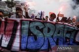 Aktivis yang tergabung dalam Bandung Spirit For Palestine melakukan aksi solidaritas seni untuk Palestina-Asia Afrika Berkabung Pestipal di kawasan jalan Asia Afrika Bandung, Jawa Barat, Jumat (25/4/2025). Aksi tersebut sebagai seruan dukungan dihentikannya kekerasan serta kejahatan kemanusiaan oleh Israel terhadap warga Palestina sekaligus bentuk protes ditiadakannya pertemuan peringatan Ke-70 Tahun Konferensi Asia Afrika yang dinilai bisa menjadi wadah semangat solidaritas antar negara Asia Afrika dalam mendukung kemerdekaan Palestina. ANTARA FOTO/Novrian Arbi/agr