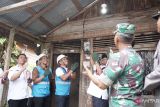 General Manager PT PLN (Persero) Unit Induk Distribusi Kalimantan Selatan dan Kalimantan Tengah Ahmad Syauki bersama Wakil Bupati Barito Selatan Kristanto Yudha melakukan penyalaan listrik simbolis di Desa Bambure Kecamatan Dusun Utara Kabupaten Barito Utara yang menjadi satu dari 12 desa penerima program listrik desa, Rabu (23/4/2025). PLN UID Kalselteng hingga April 2025 telah menerangi 1.296 desa dari total 1.571 desa di Provinsi Kalimantan Tengah, dengan rasio desa berlistrik sebesar 82,50 persen. Sementara di Kalimantan Selatan, listrik PLN menjangkau 2.003 dari 2.016 desa, atau setara rasio 99,36 persen. ANTARA/HO-PLN UID Kalselteng
