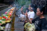 Umat Hindu melakukan ritual Melukat atau pembersihan diri pada Hari Umanis Galungan di Pancoran Solas Tirta Taman Mumbul, Desa Sangeh, Badung, Bali, Kamis (24/4/2025). Sebagian besar umat Hindu melakukan ritual melukat pada Hari Umanis Galungan atau sehari setelah Hari Raya Galungan di objek wisata religi tersebut untuk membersihkan diri secara spiritual dan jasmani serta mengembalikan energi positif. ANTARA FOTO/Nyoman Hendra Wibowo/wsj.