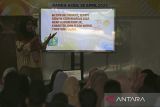 Seorang relawan (kiri) memberikan pelajaran penulisan cerita pendek  kepada peserta didik paket C  setara jenjang SMA  di Pusat Kegiatan Belajar Masyarakat (PKBM) Ruman Aceh, di Banda Aceh, Jumat (25/4/2025). Pusat Kegiatan Belajar Masyarakat (PKB) Ruman Aceh tahun ajaran 2025 menerima sebanyak 672 peserta didik paket A, paket B dan paket C  dari golong masyarakat miskin yang tidak mendapatkan pendidikan formal dengan biaya pendidikan gratis dalam upaya menyukseskan program pendidikan nasional. ANTARA FOTO/Ampelsa.