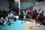 Peserta didik paket C  setara jenjang SMA mengikuti proses belajar mengajar  penulisan cerita pendek (Cerpen) di Pusat Kegiatan Belajar Masyarakat (PKBM) Ruman Aceh, di Banda Aceh, Jumat (25/4/2025). Pusat Kegiatan Belajar Masyarakat (PKB) Ruman Aceh tahun ajaran 2025 menerima sebanyak 672 peserta didik paket A, paket B dan paket C  dari golong masyarakat miskin yang tidak mendapatkan pendidikan formal dengan biaya pendidikan gratis dalam upaya menyukseskan program pendidikan nasional. ANTARA FOTO/Ampelsa.