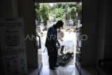 Sejumlah petugas membawa kandang berisi kucing liar yang akan disterilisasi di Klinik Hewan Samarinda Dinas Peternakan dan Kesehatan Hewan Kalimantan Timur, di Samarinda, Sabtu (26/4/2025). Dalam memperingati Hari Dokter Hewan Sedunia, Dinas Peternakan dan Kesehatan Hewan Provinsi Kaltim bersama Perhimpunan Dokter Hewan Indonesia (PDHI) Kaltim 1 dan Cat Lover Samarinda melakukan sterilisasi kucing liar untuk mengendalikan populasi kucing di Samarinda. Antara Kaltim/M Risyal Hidayat