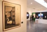 Pengunjung mengamati karya seni pada pameran bertajuk Ireland's Eye di Orasis Art Space, Surabaya, Jawa Timur, Jumat (25/4/2025). Pameran yang berlangsung hingga 1 Mei 2025 tersebut bertujuan untuk memperkenalkan seni kontemporer Irlandia kepada publik Indonesia serta memperkuat hubungan budaya antar kedua negara. Antara Jatim/Rizal Hanafi/um