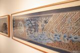 Pengunjung mengamati karya seni pada pameran bertajuk Ireland's Eye di Orasis Art Space, Surabaya, Jawa Timur, Jumat (25/4/2025). Pameran yang berlangsung hingga 1 Mei 2025 tersebut bertujuan untuk memperkenalkan seni kontemporer Irlandia kepada publik Indonesia serta memperkuat hubungan budaya antar kedua negara. Antara Jatim/Rizal Hanafi/um