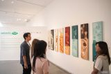 Pengunjung mengamati karya seni pada pameran bertajuk Ireland's Eye di Orasis Art Space, Surabaya, Jawa Timur, Jumat (25/4/2025). Pameran yang berlangsung hingga 1 Mei 2025 tersebut bertujuan untuk memperkenalkan seni kontemporer Irlandia kepada publik Indonesia serta memperkuat hubungan budaya antar kedua negara. Antara Jatim/Rizal Hanafi/um