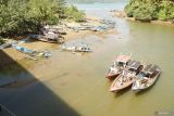 Nelayan memperbaiki perahu sebagai aktiitas alternatif saat air laut surut dan muara mengalami pendangkalan di muara Pantai Cengkrong,  Trenggalek, Jawa Timur, Sabtu (26/4/2025). Pemerintah mendorong peningkatan kesejahteraan nelayan melalui berbagai program perbaikan akses sarana-prasarana serta penguatan Nilai Tukar Nelayan (NTN) secara nasional. Antara Jatim/Destyan Sujarwoko/um