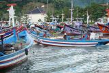 Nelayan berangkat melaut dari Pelabuhan Perikanan Nusantara Prigi, Trenggalek, Jawa Timur, Sabtu (26/4/2025). Pemerintah mendorong peningkatan kesejahteraan nelayan melalui berbagai program perbaikan akses sarana-prasarana serta penguatan Nilai Tukar Nelayan (NTN) secara nasional. Antara Jatim/Destyan Sujarwoko/um