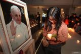 Umat Katolik memegang lilin seraya berdoa di Gereja Katedral Hati Kudus Yesus, Surabaya, Jawa Timur, Sabtu (26/4/2025). Kegiatan doa bersama dengan menyalakan lilin yang diikuti ratusan umat Katolik itu untuk mendoakan mendiang Pemimpin Tertinggi Gereja Katolik Sedunia Paus Fransiskus. Antara Jatim/Didik Suhartono/um