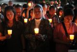 Umat Katolik memegang lilin seraya berdoa di Gereja Katedral Hati Kudus Yesus, Surabaya, Jawa Timur, Sabtu (26/4/2025). Kegiatan doa bersama dengan menyalakan lilin yang diikuti ratusan umat Katolik itu untuk mendoakan mendiang Pemimpin Tertinggi Gereja Katolik Sedunia Paus Fransiskus. Antara Jatim/Didik Suhartono/um