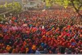 Puluhan ribu warga semarakkan pawai di Festival Rimpu Mantika 2025