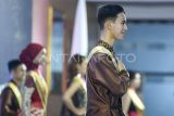 Peserta pemilihan Kanda-Dinda Duta Budaya Samarinda 2025 memberi salam saat mengikuti malam penobatan di Gedung Olah Bebaya, Samarinda, Kalimantan Timur, Sabtu (26/4/2025). Pemilihan Kanda-Dinda di tahun yang kelima ini untuk mencari sosok yang mampu mempromosikan dan melestarikan kebudayaan Samarinda, sekaligus menggali potensi generasi muda dari 60 peserta yang terdaftar. Antara Kaltim/M Risyal Hidayat