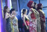 Sejumlah finalis peserta pemilihan Kanda-Dinda Duta Budaya Samarinda 2025 mengikuti malam penobatan di Gedung Olah Bebaya, Samarinda, Kalimantan Timur, Sabtu (26/4/2025). Pemilihan Kanda-Dinda di tahun yang kelima ini untuk mencari sosok yang mampu mempromosikan dan melestarikan kebudayaan Samarinda, sekaligus menggali potensi generasi muda dari 60 peserta yang terdaftar. Antara Kaltim/M Risyal Hidayat