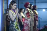 Peserta pemilihan Kanda-Dinda Duta Budaya Samarinda 2025 memberi salam saat mengikuti malam penobatan di Gedung Olah Bebaya, Samarinda, Kalimantan Timur, Sabtu (26/4/2025). Pemilihan Kanda-Dinda di tahun yang kelima ini untuk mencari sosok yang mampu mempromosikan dan melestarikan kebudayaan Samarinda, sekaligus menggali potensi generasi muda dari 60 peserta yang terdaftar. Antara Kaltim/M Risyal Hidayat