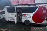 Warga keluar dari mobil unit donor darah di Plaza Shinta, Kota Tangerang, Banten, Jumat (25/4/2025). PMI melakukan aksi jemput bola ke pusat keramaian sebagai upaya memenuhi kebutuhan darah di Kota Tangerang yang mencapai 250 kantong setiap harinya. ANTARA FOTO/Putra M. Akbar/gp