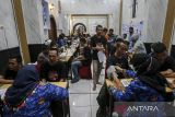 Sejumlah warga binaan mengikuti pemeriksaan kesehatan dan HIV di Rumah Tahanan Negara (Rutan) Kelas IIB Serang, Kota Serang, Banten, Jumat (25/4/2025). Rutan Kelas IIB Serang menggelar pemeriksaan kesehatan berskala besar dengan kuota total sebanyak 350 warga binaan dan 40 petugas yang diadakan lima kali dalam satu tahun guna mengetahui status kesehatan warga binaan sekaligus mengantisipasi terjadinya penyebaran penyakit di  lingkungan Rutan. ANTARA FOTO/Angga Budhiyanto/gp