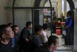 Sejumlah warga binaan antre untuk mengikuti pemeriksaan kesehatan dan HIV di Rumah Tahanan Negara (Rutan) Kelas IIB Serang, Kota Serang, Banten, Jumat (25/4/2025). Rutan Kelas IIB Serang menggelar pemeriksaan kesehatan berskala besar dengan kuota total sebanyak 350 warga binaan dan 40 petugas yang diadakan lima kali dalam satu tahun guna mengetahui status kesehatan warga binaan sekaligus mengantisipasi terjadinya penyebaran penyakit di  lingkungan Rutan. ANTARA FOTO/Angga Budhiyanto/gp