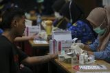 Petugas kesehatan mengambil sampel darah seorang warga binaan saat pemeriksaan kesehatan dan HIV di Rumah Tahanan Negara (Rutan) Kelas IIB Serang, Kota Serang, Banten, Jumat (25/4/2025). Rutan Kelas IIB Serang menggelar pemeriksaan kesehatan berskala besar dengan kuota total sebanyak 350 warga binaan dan 40 petugas yang diadakan lima kali dalam satu tahun guna mengetahui status kesehatan warga binaan sekaligus mengantisipasi terjadinya penyebaran penyakit di  lingkungan Rutan. ANTARA FOTO/Angga Budhiyanto/gp