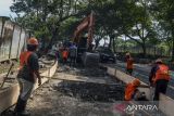Pekerja menggunakan alat berat menyelesaikan perbaikan Jalan Imam Bonjol di Kota Tangerang, Banten, Jumat (25/4/2025). Kementerian Pekerjaan Umum mengusulkan anggaran Rp15 triliun untuk perbaikan jalan daerah di seluruh Indonesia pada tahun 2025. ANTARA FOTO/Putra M. Akbar/gp