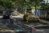 Pekerja menggunakan alat berat menyelesaikan perbaikan Jalan Imam Bonjol di Kota Tangerang, Banten, Jumat (25/4/2025). Kementerian Pekerjaan Umum mengusulkan anggaran Rp15 triliun untuk perbaikan jalan daerah di seluruh Indonesia pada tahun 2025. ANTARA FOTO/Putra M. Akbar/gp
