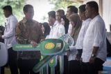 Penyuluh pertanian berprestasi asal Kabupaten Hulu Sungai Utara Kalimantan Selatan Widya Dewi (ketiga kanan) bersiap menerima hadiah sepeda motor dari Kementerian Pertanian pada koordinasi nasional bersama para penyuluh pertanian di Kementerian Pertanian, Jakarta, Sabtu (26/4/2025). Koordinasi nasional tersebut diikuti 5.000 penyuluh pertanian dari seluruh daerah yang bertujuan untuk mempercepat luas tambah tanam (LTT) khususnya padi dan meningkatkan swasembada pangan. ANTARA/Bayu Pratama S
