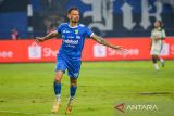 Pesepak bola Persib Bandung Tyronne Del Pino (kiri) melakukan seleberasi usai mencetak gol ke gawang PSS Sleman pada pertandingan lanjutan BRI Liga 1 di Stadion Gelora Bandung Lautan Api (GBLA), Bandung, Jawa Barat, Sabtu (26/4/2025). Pertandingan tersebut dimenangkan Persib Bandung dengan skor 3-0. ANTARA FOTO/Raisan Al Farisi/agr