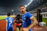 Pesepak bola Persib Bandung Tyronne Del Pino melakukan seleberasi usai mencetak gol ke gawang PSS Sleman pada pertandingan lanjutan BRI Liga 1 di Stadion Gelora Bandung Lautan Api (GBLA), Bandung, Jawa Barat, Sabtu (26/4/2025). Pertandingan tersebut dimenangkan Persib Bandung dengan skor 3-0. ANTARA FOTO/Raisan Al Farisi/agr