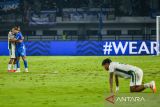 Pesepak bola Persib Bandung Adam Alis (kedua kiri) berpelukan dengan pesepak bola PSS Sleman Jayus Hariono (kiri) usai pertandingan lanjutan BRI Liga 1 di Stadion Gelora Bandung Lautan Api (GBLA), Bandung, Jawa Barat, Sabtu (26/4/2025). Pertandingan tersebut dimenangkan Persib Bandung dengan skor 3-0. ANTARA FOTO/Raisan Al Farisi/agr