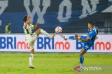 Pesepak bola Persib Bandung Ciro Alves (kanan) berebut bola dengan pesepak bola PSS Sleman Dion Oktawian (kiri) pada pertandingan lanjutan BRI Liga 1 di Stadion Gelora Bandung Lautan Api (GBLA), Bandung, Jawa Barat, Sabtu (26/4/2025). Pertandingan tersebut dimenangkan Persib Bandung dengan skor 3-0. ANTARA FOTO/Raisan Al Farisi/agr