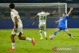Pesepak bola Persib Bandung Nick Kuipers (kanan) berebut bola dengan pesepak bola PSS Sleman Nicolao Manuel (tengah) pada pertandingan lanjutan BRI Liga 1 di Stadion Gelora Bandung Lautan Api (GBLA), Bandung, Jawa Barat, Sabtu (26/4/2025). Pertandingan tersebut dimenangkan Persib Bandung dengan skor 3-0. ANTARA FOTO/Raisan Al Farisi/agr