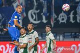 Pesepak bola Persib Bandung Gustavo Franca (kiri) melakukan sundulan ke gawang PSS Sleman pada pertandingan lanjutan BRI Liga 1 di Stadion Gelora Bandung Lautan Api (GBLA), Bandung, Jawa Barat, Sabtu (26/4/2025). Pertandingan tersebut dimenangkan Persib Bandung dengan skor 3-0. ANTARA FOTO/Raisan Al Farisi/agr