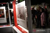 Ketua Dewan Pers Ninik Rahayu (kanan) bersama Ketua dewan juri Anugerah Pewarta Foto Indonesia (APFI) 2025 Oscar Motuloh (tengah) dan Ketua Pewarta Foto Indonesia Reno Ensir (kiri) melihat pameran foto Anugerah Pewarta Foto Indonesia (APFI) 2025 di Loji Gandrung, Solo, Jawa Tengah, Jumat (25/4/2025). Ajang APFI 2025 yang digelar organisasi Pewarta Foto Indonesia (PFI) tersebut diikuti sebanyak 500 lebih pewarta foto dengan total karya sebanyak 5.500 foto. ANTARAFOTO/Maulana Surya/Spt/gp