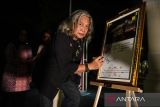 Ketua dewan juri Anugerah Pewarta Foto Indonesia (APFI) 2025 Oscar Motuloh menandatangani poster karya pemenang APFI 2025 di Loji Gandrung, Solo, Jawa Tengah, Jumat (25/4/2025). Ajang APFI 2025 yang digelar organisasi Pewarta Foto Indonesia (PFI) tersebut memberikan tujuh kategori dengan 12 penghargaan atas karya fotografi jurnalistik terbaik sepanjang tahun 2024. ANTARAFOTO/Maulana Surya/Spt/gp