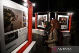 Pengunjung melihat pameran foto Anugerah Pewarta Foto Indonesia (APFI) 2025 di Loji Gandrung, Solo, Jawa Tengah, Jumat (25/4/2025). Ajang APFI 2025 yang digelar organisasi Pewarta Foto Indonesia (PFI) tersebut diikuti sebanyak 500 lebih pewarta foto dengan total karya sebanyak 5.500 foto. ANTARAFOTO/Maulana Surya/Spt/gp
