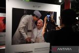 Pengunjung memotret karya foto pemenang pada pameran foto Anugerah Pewarta Foto Indonesia (APFI) 2025 di Loji Gandrung, Solo, Jawa Tengah, Jumat (25/4/2025). Ajang APFI 2025 yang digelar organisasi Pewarta Foto Indonesia (PFI) tersebut diikuti sebanyak 500 lebih pewarta foto dengan total karya sebanyak 5.500 foto. ANTARAFOTO/Maulana Surya/Spt/gp