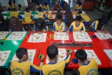 Sejumlah siswa dari SD Negeri 007 Balikpapan Barat menyelesaikan proses pewarnaan kain batik di rumah produksi Batik Shaho, Balikpapan, Kalimantan Timur, Sabtu (26/4/2025). Kegiatan edukasi membatik itu diikuti puluhan siswa bertujuan sebagai pembelajaran sekaligus upaya menanamkan rasa bangga dan untuk melestarikan batik sebagai warisan budaya Indonesia. Antara Kaltim/Aditya Nugroho/mrh