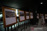 Pengunjung menyaksikan sejumlah foto bencana gempa dan tsunami saat berlangsung Pameran Internasional Tsunami Arsitektur di Museum Tsunami Aceh, Banda Aceh, Aceh, Sabtu (26/4/2025).  Pameran Internasional Tsunami Arsitektur yang digelar seniman Internasional Swiss, Christoph Draeger dan seniman Austria,  Heidrun Holzfeind bekerjasama dengan Tsunami and Disaster  Mitigation Research Center  (TDMRC)  Universitas Syiah Kuala (USK), Aceh dan Ikatan Ahli Tsunami Indonesia (IATsI) memerkan sejumlah foto peristiwa  tsunami  Samudera Hindia 2004 yang terjadi di Aceh, Thailand, Srilangka, India dan Maladewa di Museum Tsunami Aceh itu berlangsung 26 April - 26 Mei 2025. ANTARA FOTO/Ampelsa.