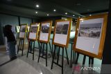 Pengunjung menyaksikan sejumlah foto bencana gempa dan tsunami saat berlangsung Pameran Internasional Tsunami Arsitektur di Museum Tsunami Aceh, Banda Aceh, Aceh, Sabtu (26/4/2025).  Pameran Internasional Tsunami Arsitektur yang digelar seniman Internasional Swiss, Christoph Draeger dan seniman Austria,  Heidrun Holzfeind bekerjasama dengan Tsunami and Disaster  Mitigation Research Center  (TDMRC)  Universitas Syiah Kuala (USK), Aceh dan Ikatan Ahli Tsunami Indonesia (IATsI) memerkan sejumlah foto peristiwa  tsunami  Samudera Hindia 2004 yang terjadi di Aceh, Thailand, Srilangka, India dan Maladewa di Museum Tsunami Aceh itu berlangsung 26 April - 26 Mei 2025. ANTARA FOTO/Ampelsa.
