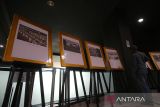 Pengunjung menyaksikan sejumlah foto bencana gempa dan tsunami saat berlangsung Pameran Internasional Tsunami Arsitektur di Museum Tsunami Aceh, Banda Aceh, Aceh, Sabtu (26/4/2025).  Pameran Internasional Tsunami Arsitektur yang digelar seniman Internasional Swiss, Christoph Draeger dan seniman Austria,  Heidrun Holzfeind bekerjasama dengan Tsunami and Disaster  Mitigation Research Center  (TDMRC)  Universitas Syiah Kuala (USK), Aceh dan Ikatan Ahli Tsunami Indonesia (IATsI) memerkan sejumlah foto peristiwa  tsunami  Samudera Hindia 2004 yang terjadi di Aceh, Thailand, Srilangka, India dan Maladewa di Museum Tsunami Aceh itu berlangsung 26 April - 26 Mei 2025. ANTARA FOTO/Ampelsa.
