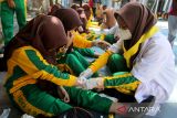 Anggota Usaha Kesehatan Sekolah (UKS) memberikan pengobatan terhadap rekannya yang mengalami luka saat simulasi gempa dan tsunami di SMA Negeri 6  Banda Aceh, Aceh, Sabtu (26/4/2025). Simulasi mandiri yang melibatkan 350 siswa sebagai agenda rutin setiap bulan di sekolah itu guna meningkatkan kewaspadaan dan pengurangan resiko korban jiwa jika terjadi bencana gempa dan tsunami dan sekaligus dalam rangka memperingati Hari Kesiapsiagaan Bencana Nasional . ANTARA FOTO/Ampelsa.