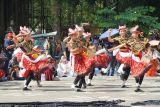 Penari unjuk kepiawaian menari reog kendang dalam rangkaian kegiatan memperingati Hari Tari se-Dunia (World Dance Day) di Plaza Tugu Kartini, Tulungagung, Jawa Timur, Minggu (27/4/2025). Aksi seni tari bertajuk Tulungagung World Dance Day itu diikuti lebih dari 200 penari lokal maupun luar daerah untuk menumbuhkan kecintaan terhadap kesenian tari tradisional sekaligus merangsang pengembangan kreasi seni tari bernuansa tradisonal lainnya. Antara Jatim/Destyan Sujarwoko/um