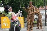 Tulungagung World Dance Day. Penari melakukan perform tari kreasi dengan terus menggerakkan tubuhnya selama empat jam nonstop dalam rangka memperingati Hari Tari se-Dunia (World Dance Day) di Plaza Tugu Kartini, Tulungagung, Jawa Timur, Minggu (27/4/2025). Aksi seni tari bertajuk Tulungagung World Dance Day itu diikuti lebih dari 200 penari lokal maupun luar daerah untuk menumbuhkan kecintaan terhadap kesenian tari tradisional sekaligus merangsang pengembangan kreasi seni tari bernuansa tradisonal lainnya. Antara Jatim/Destyan Sujarwoko/um