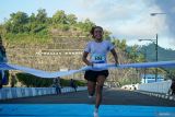 Peserta nomor 636 menyentuh garis finish dan menjadi juara untuk kategori wanita kelas 5K (lari 5 kilometer) di ajang Wonorejo Run Challenge 2025 di Waduk Wonorejo, Tulungagung, Jawa Timur, Minggu (27/4/2025). Kegiatan yang diprakasrasi Perum Jasa Tirta 1 itu itu diikuti lebih dari 1000 peserta dari berbagai daerah di Indonesia dan juga beberapa pelari asing, dengan tujuan meningkatkan adrenalin para pecinta olahraga lari sekaligus untuk mempromosikan keindahan dan potensi wisata Waduk Wonorejo. Antara Jatim/Destyan Sujarwoko/um