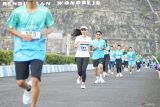 Para pelari berlari di ajang Wonorejo Run Challenge 2025 di Waduk Wonorejo, Tulungagung, Jawa Timur, Minggu (27/4/2025). Kegiatan yang diprakasrasi Perum Jasa Tirta 1 itu itu diikuti lebih dari 1000 peserta dari berbagai daerah di Indonesia dan juga beberapa pelari asing, dengan tujuan meningkatkan adrenalin para pecinta olahraga lari sekaligus untuk mempromosikan keindahan dan potensi wisata Waduk Wonorejo. Antara Jatim/Destyan Sujarwoko/um