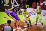 Pebasket Pacific Caesar Surabaya Adonnecy Joshua Bramah (tengah) melewati adangan pebasket Tangerang Hawks Basketball Randika Aprilian (kiri) pada pertandingan Indonesian Baskeball League (IBL) 2025 di GOR Pacific Caesar Surabaya, Jawa Timur, Sabtu (26/4/2025). Pacific Caesar Surabaya menang dengan skor 99-78. Antara Jatim/Rizal Hanafi/um