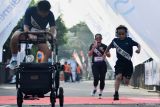 Peserta memasuki garis finis saat mengikuti East Java Running Fest 2025 di Kota Madiun, Jawa Timur, Minggu (27/4/2025). Kegiatan olahraga lari dengan jarak tempuh 5KM dan 10KM tersebut diikuti sekitar 1.500 peserta dari berbagai daerah di Indonesia. Antara Jatim/Siswowidodo/um