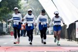 Peserta memasuki garis finis saat mengikuti East Java Running Fest 2025 di Kota Madiun, Jawa Timur, Minggu (27/4/2025). Kegiatan olahraga lari dengan jarak tempuh 5KM dan 10KM tersebut diikuti sekitar 1.500 peserta dari berbagai daerah di Indonesia. Antara Jatim/Siswowidodo/um